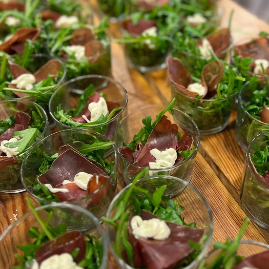 Verschiedene Snacks und kompletten Menüs auf einem Event-, Messe- und Private-Catering in NRW und darüber hinaus