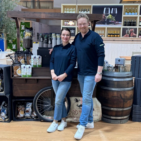 Barista bereitet Kaffee an einer Siebträgermaschine zu